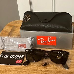 NIB Ray Ban Wayfarer Sunglasses in Tortoise